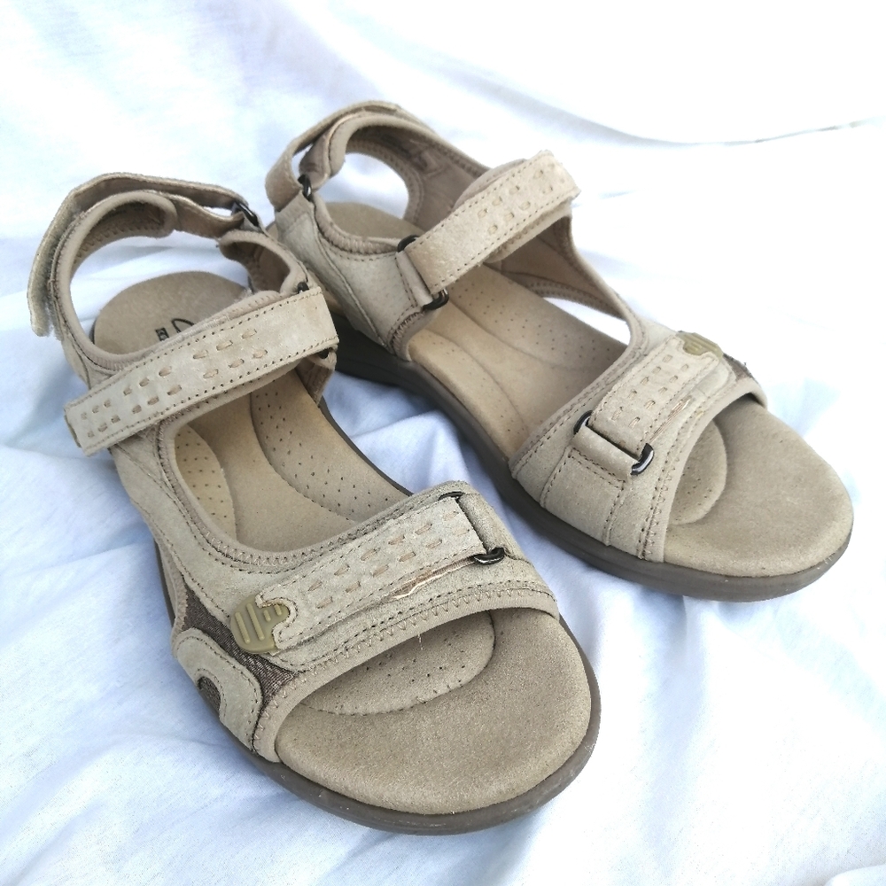 Clarks walking sandals Sz 8.5 fit also 9 light beige tan EUC